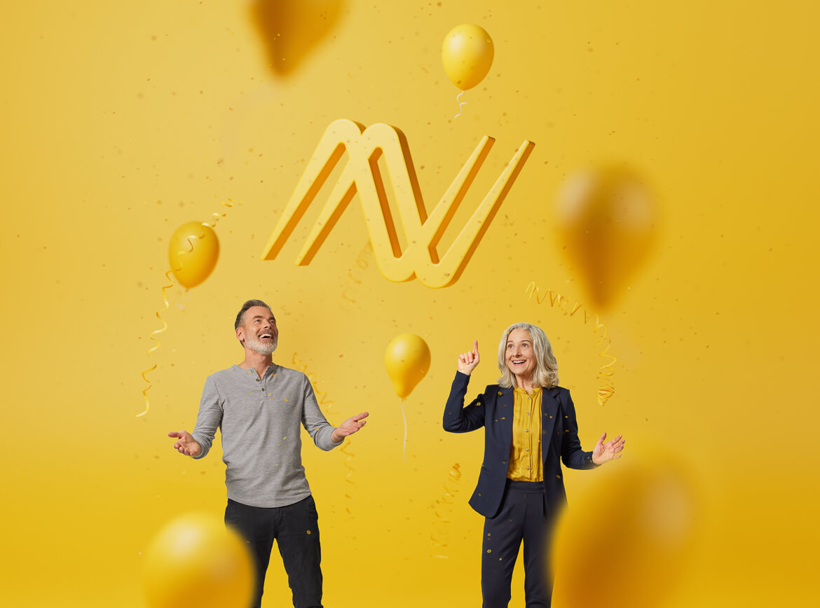 zwei lachende menschen unter schwebendem neuroth 3d logo